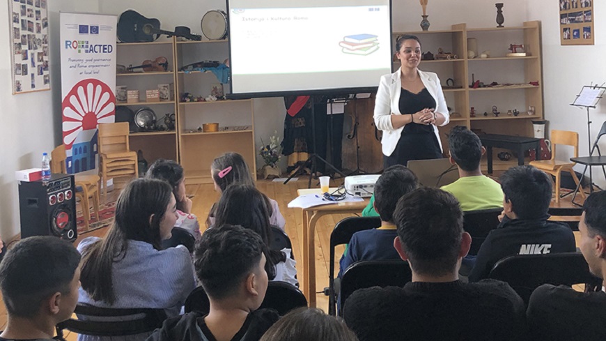 Public Classes on Roma History and Culture Held for Youth in Pirot and Belgrade, Serbia