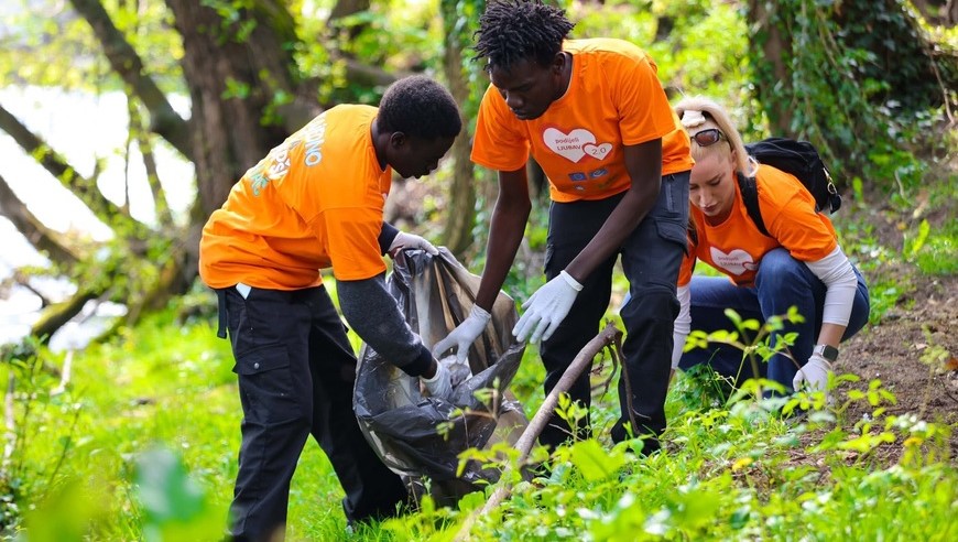 Bihać residents and people on the move join forces for community clean-up ahead of Earth Day