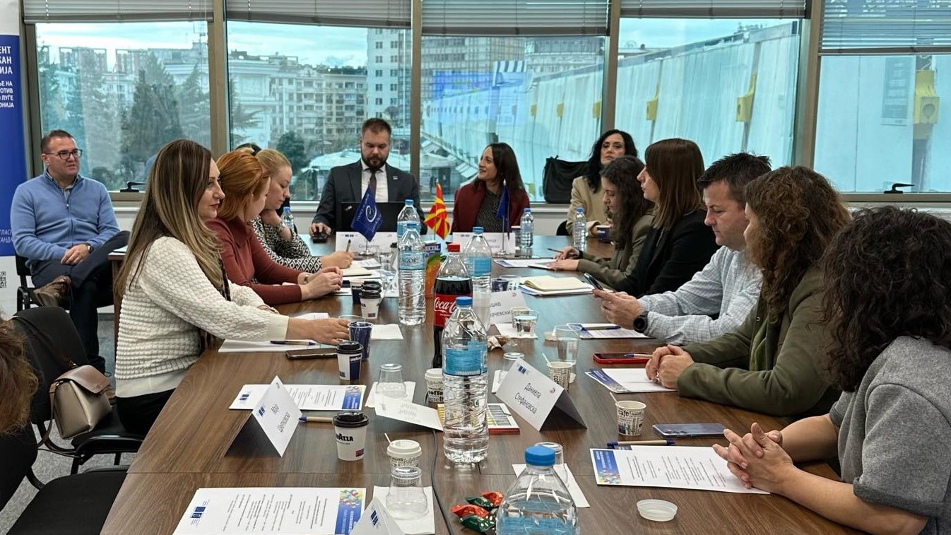 Корисниците и партнерите на проектот за борба против трговијата со луѓе во Северна Македонија разговараат за клучните пресвртници