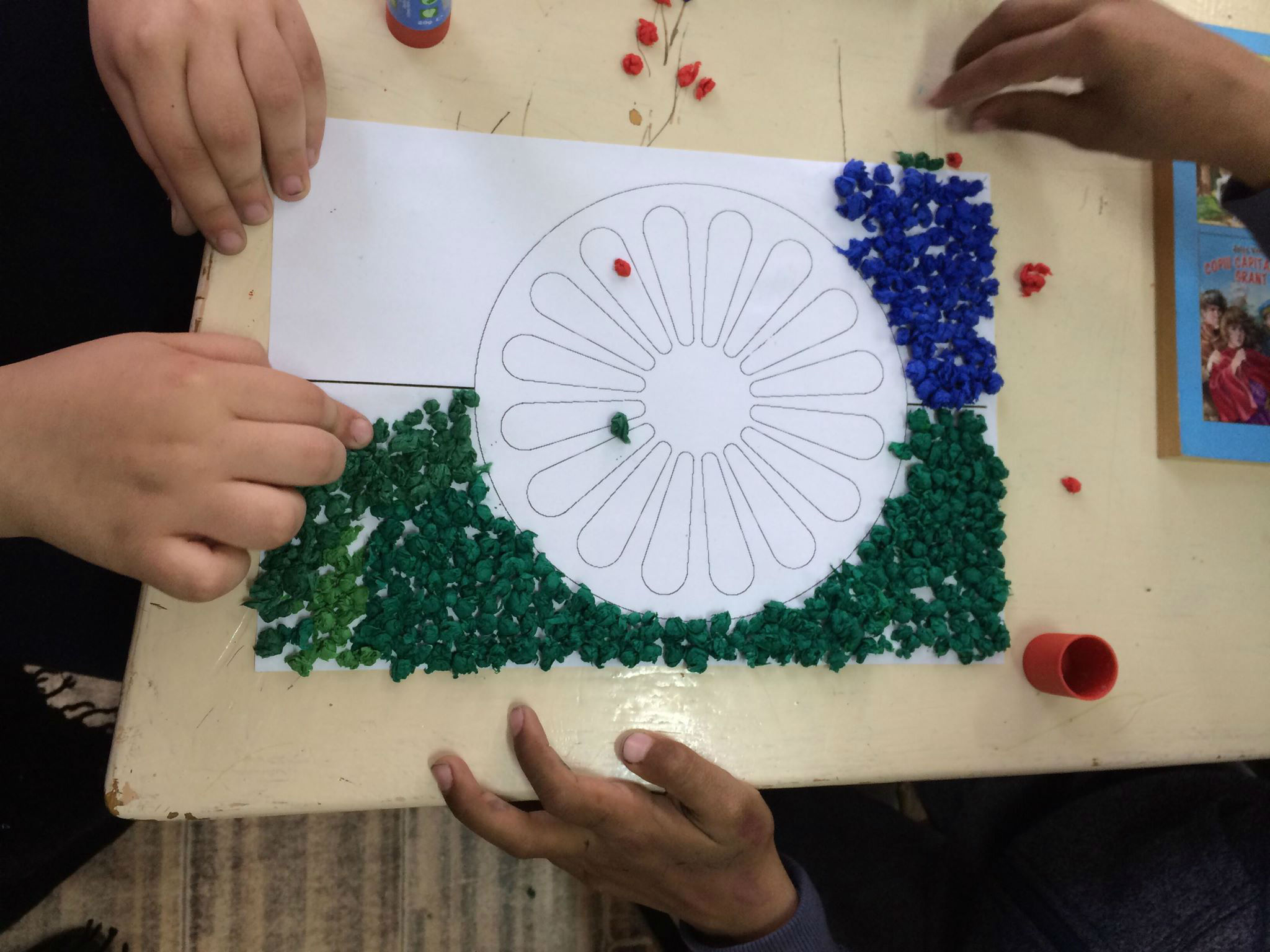 Pupils at Cilibia Secondary school design their own Roma flags - © Katarzyna Michno