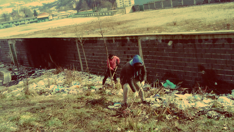 Kakanj, Community Action Group members clean up Varda settlement as part of the COVID-19 response